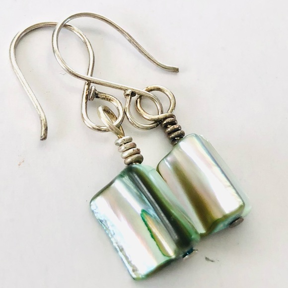 Seafoam Green Mother of Pearl earrings - One of a kind - NWT / gift packaging - Picture 3 of 5